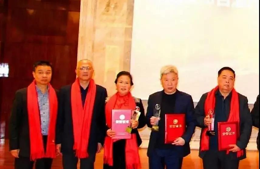 华贵集团总工程师冯小宁获“酒业卓越女性领导者”奖项!(图6) 华贵集团总工程师冯小宁获“酒业卓越女性领导者”奖项!(图6)